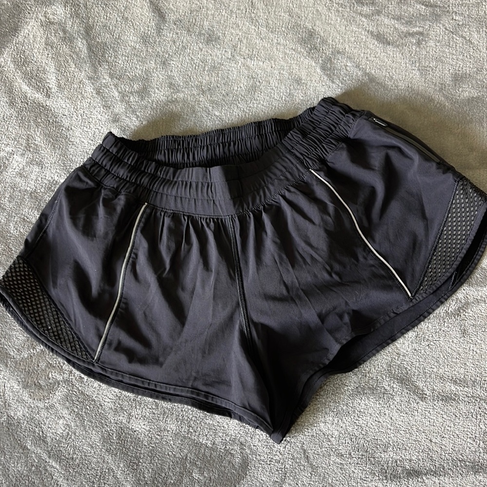 Lululemon women’s Hotty Hot Shorts Black 2.5” sz 8